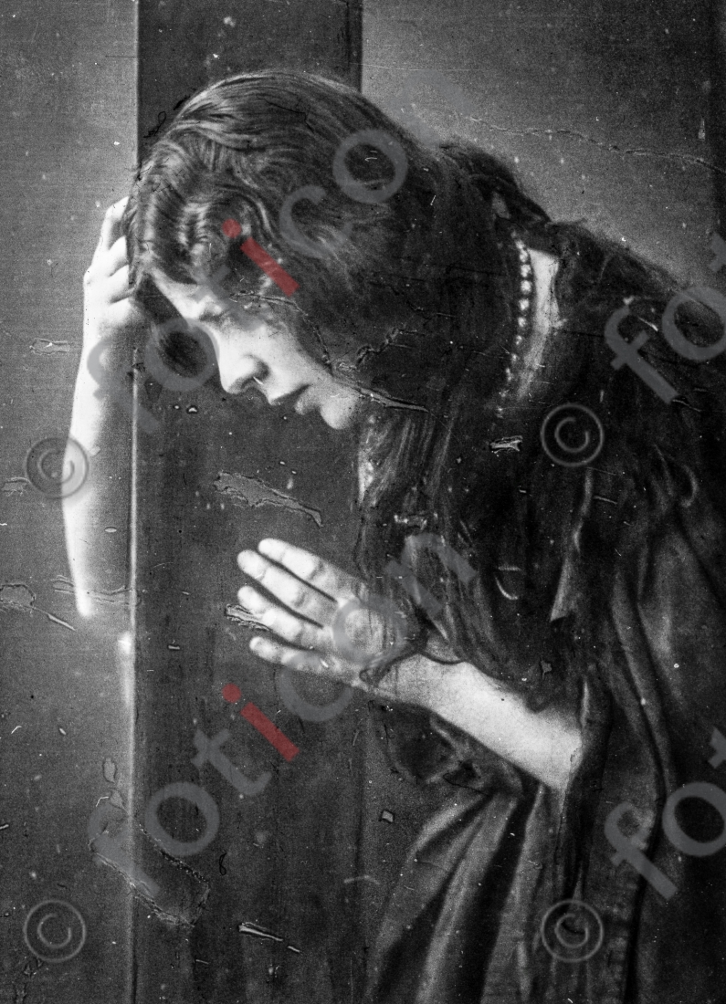 Maria Magdalena trauert am Kreuz | Mary Magdalene mourns on the cross (foticon-simon-105-092-sw.jpg)